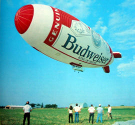 27_Budwaiser_skutecne_neni_BUDVAR,!_na_obr._je_druh_blimp